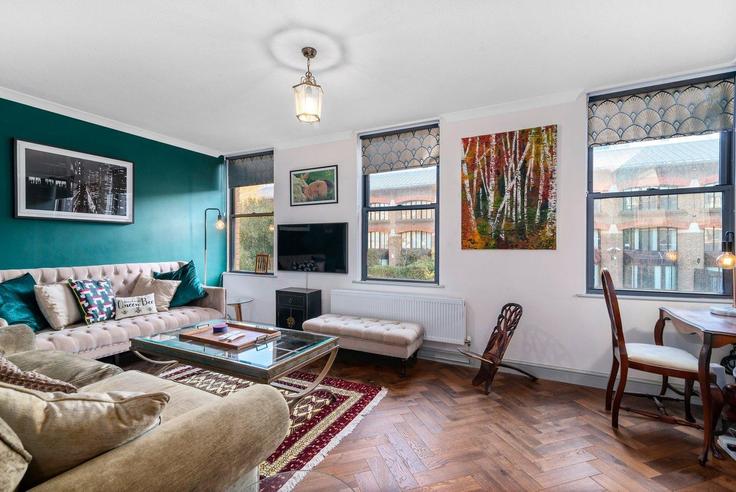Sala de estar elegantemente projetada com móveis modernos em um apartamento no Building Rampayne Street - guestready-uk - 1311644 - LON em City of Westminster, London