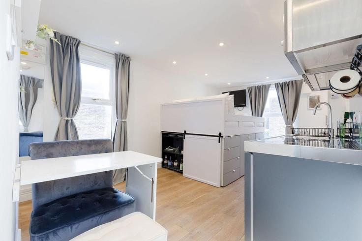 Sala de estar elegantemente projetada com móveis modernos em um apartamento no Building Stamford Brook Road - guestready-uk - 1519977 em London Borough of Hammersmith and Fulham, London