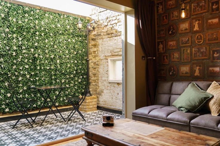 Sala de estar elegantemente projetada com móveis modernos em um apartamento no Building Tanner Street - guestready-uk - 1334512 em London Borough of Southwark, London