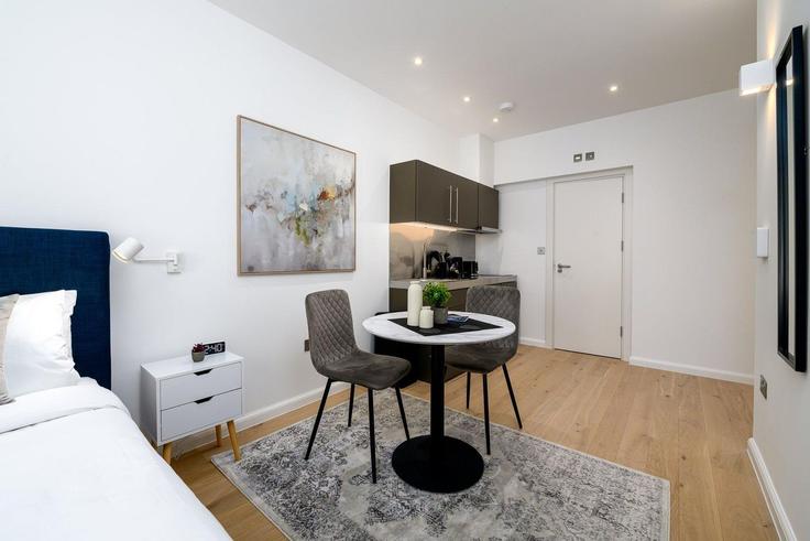 Elegant gestaltetes Wohnzimmer mit moderner Einrichtung in einer Wohnung im Building Stockwell Street - guestready-uk - 1303133 - LON in Royal Borough of Greenwich, London