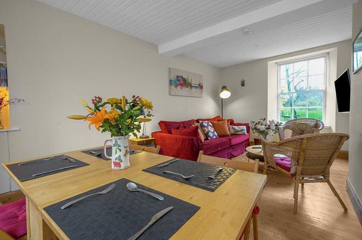 Elegante sala de estar con mobiliario moderno en un apartamento en Building Candlemaker Row - guestready-uk - 1374636 en Old Town, Edinburgh