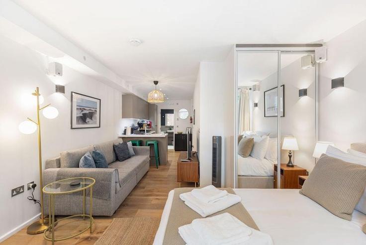 Elegante sala de estar con mobiliario moderno en un apartamento en Building Randolph Street - guestready-uk - 1303153 - LON en London Borough of Camden, London