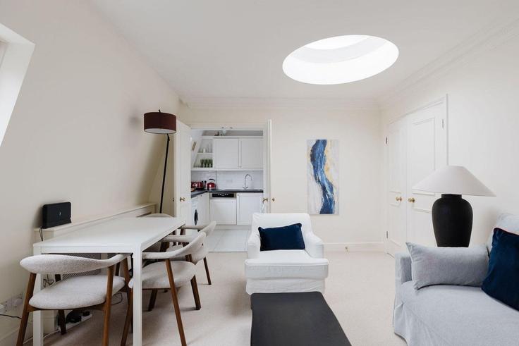 Royal Borough of Kensington and Chelsea, London 소재 Building Collingham Gardens - guestready-uk - 1366434 유닛에 마련된, 현대적인 가구로 꾸며진 우아한 디자인의 거실