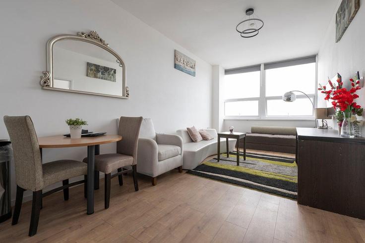 Building Halfords Lane - guestready-uk - 1315600 - LON adresindeki bir dairede modern mobilyalarla zarif bir şekilde tasarlanmış oturma odası Sandwell District, Smethwick