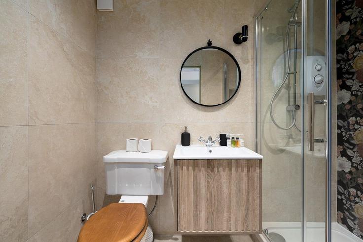 Lujoso baño de diseño con toques sofisticados en Building Chalton Street - guestready-uk - 1303204 - LON en London Borough of Camden, London