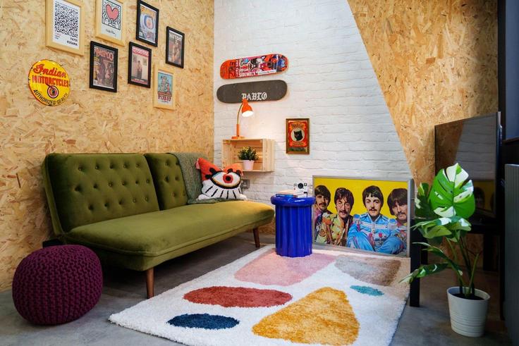 Sala de estar elegantemente projetada com móveis modernos em um apartamento no Building Well Street - guestready-uk - 1316268 - LON em London Borough of Hackney, London