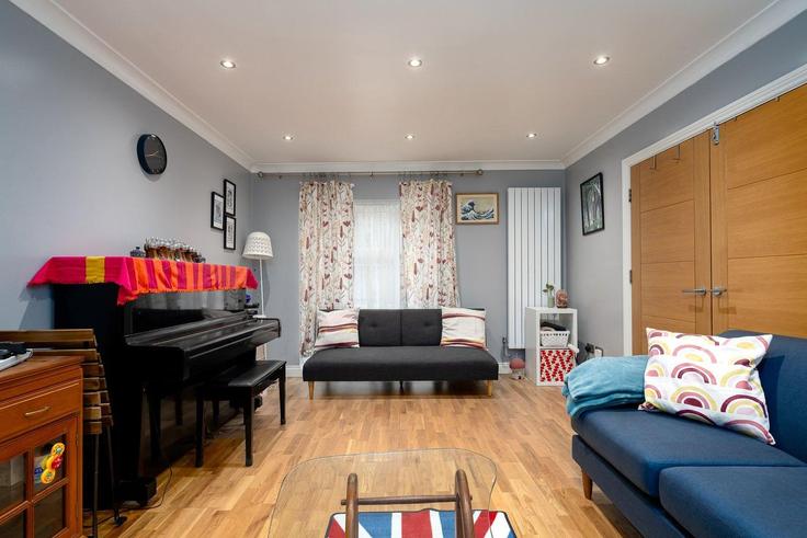 Elegant gestaltetes Wohnzimmer mit moderner Einrichtung in einer Wohnung im Building Dobson Close - guestready-uk - 1303192 - LON in London Borough of Camden, London