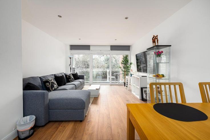Elegant gestaltetes Wohnzimmer mit moderner Einrichtung in einer Wohnung im Building Clarence Avenue - guestready-uk - 1311578 - LON in London Borough of Lambeth, London
