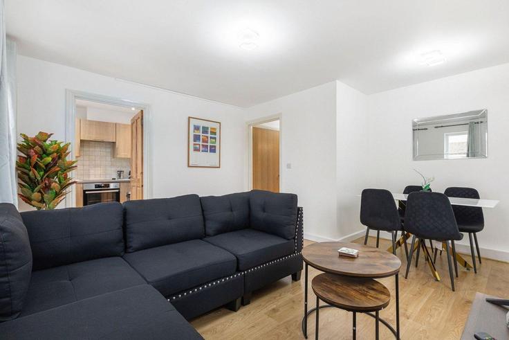 Salle de séjour élégante avec mobilier moderne dans un appartement à Building Garvary Road - guestready-uk - 1379501 à London Borough of Newham, London