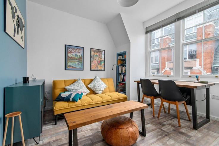 Sala de estar elegantemente projetada com móveis modernos em um apartamento no Building Great Smith Street - guestready-uk - 1366424 em City of Westminster, London