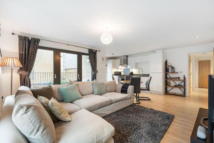 Sala de estar elegantemente projetada com móveis modernos em um apartamento no Building Eythorne Road - guestready-uk - 1385513 em London Borough of Lambeth, London