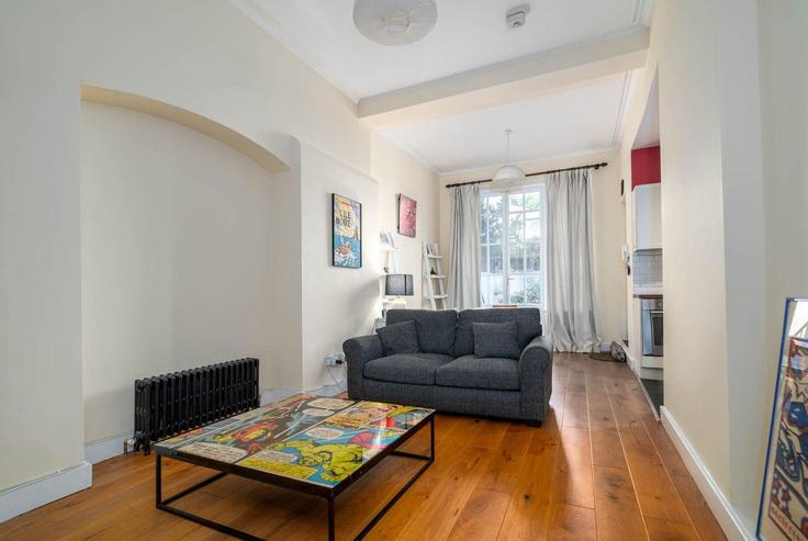 Elegante sala de estar con mobiliario moderno en un apartamento en Building John Ruskin Street - guestready-uk - 1298575 - LON en London Borough of Southwark, London