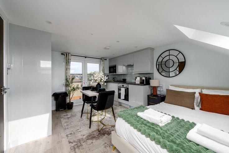 London Borough of Ealing, Greenford에 위치한 Building Perimeade Road - guestready-uk - 1496011 유닛의 세련된 인테리어가 돋보이는 거실