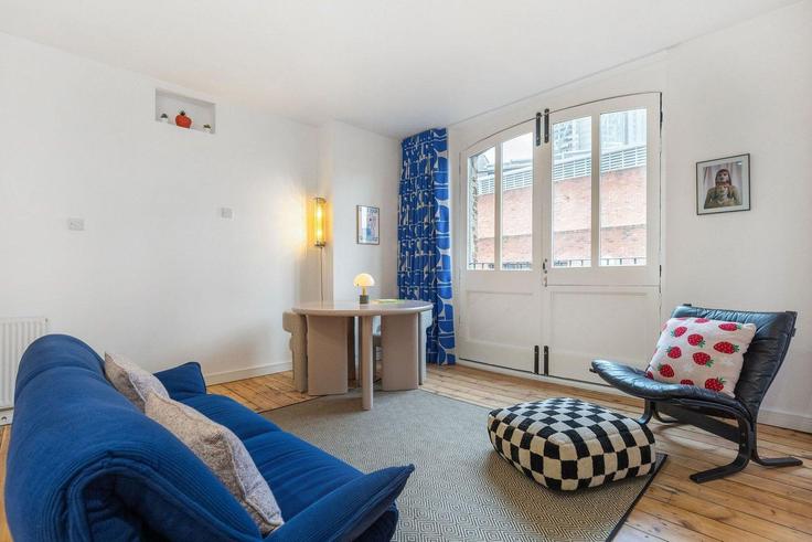 Salle de séjour élégante avec mobilier moderne dans un appartement à Building Christina Street - guestready-uk - 1495964 à London Borough of Hackney, London