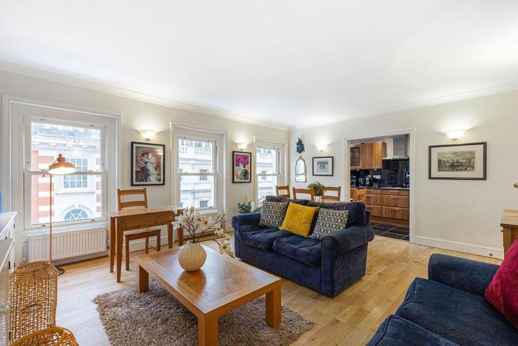 Elegant gestaltetes Wohnzimmer mit moderner Einrichtung in einer Wohnung im Building Henrietta Street - guestready-uk - 1501225 in City of Westminster, London