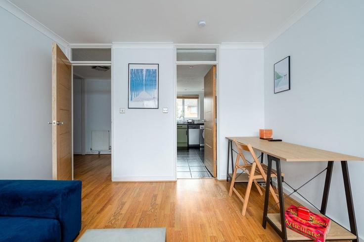 Salle de séjour élégante avec mobilier moderne dans un appartement à Building Bath Close - guestready-uk - 1311587 - LON à London Borough of Southwark, London