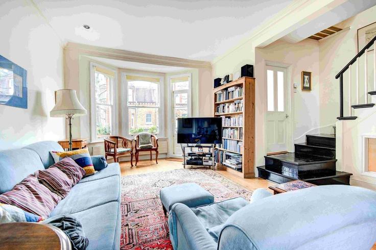 Elegante sala de estar con mobiliario moderno en un apartamento en Building Crookham Road - guestready-uk - 1385521 en London Borough of Hammersmith and Fulham, London