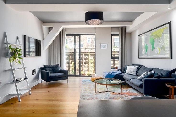 Sala de estar elegantemente projetada com móveis modernos em um apartamento no Building Wilmer Place - guestready-uk - 1311557 - LON em London Borough of Hackney, London