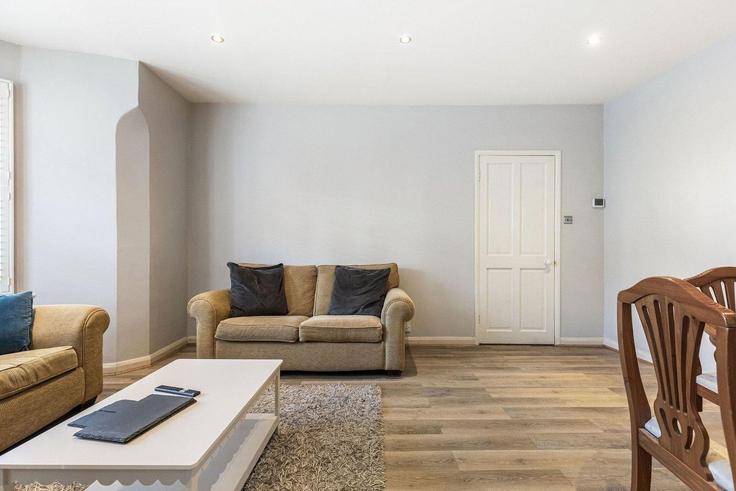 Elegant gestaltetes Wohnzimmer mit moderner Einrichtung in einer Wohnung im Building Lavender Hill - guestready-uk - 1438320 in London Borough of Wandsworth, London