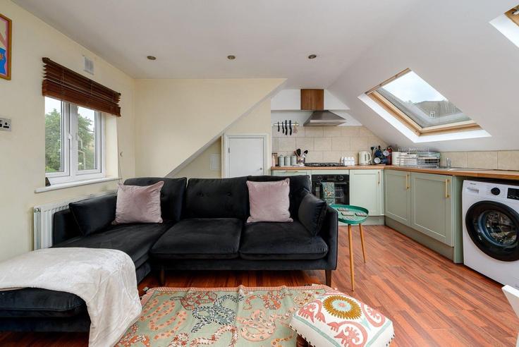 London London Borough of LambethのBuilding Gauden Road - guestready-uk - 1303126のアパートメントにある、モダンな家具を備えたエレガントなデザインのリビングルーム