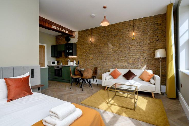 Elegant gestaltetes Wohnzimmer mit moderner Einrichtung in einer Wohnung im Building Brixton Road - guestready-uk - 1334480 in London Borough of Lambeth, London
