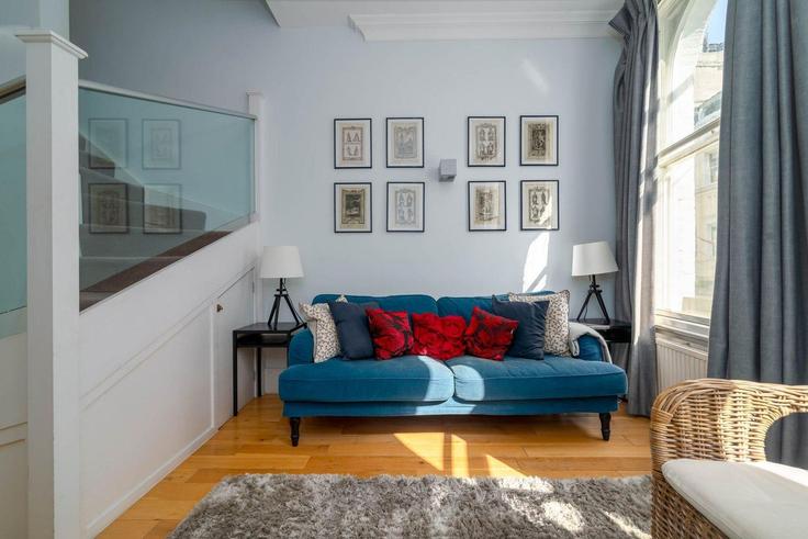 Elegante sala de estar con mobiliario moderno en un apartamento en Building Great Queen Street - guestready-uk - 1311642 - LON en London Borough of Camden, London Elegante sala de estar con mobiliario moderno en un apartamento en Building Great Queen Street - guestready-uk - 1311642 - LON en London Borough of Camden, London