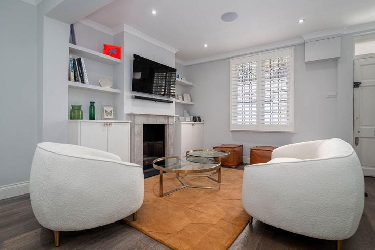 Elegante sala de estar con mobiliario moderno en un apartamento en Building Stewart's Grove - guestready-uk - 1385525 en Royal Borough of Kensington and Chelsea, London