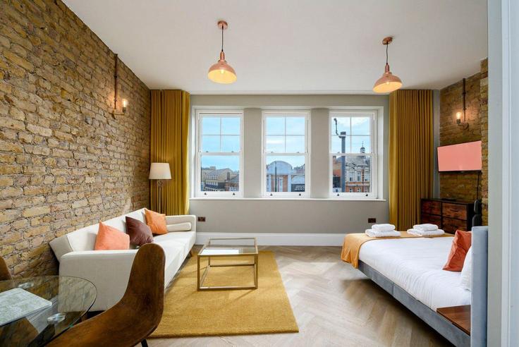 Sala de estar elegantemente projetada com móveis modernos em um apartamento no Building Brixton Road - guestready-uk - 1334498 em London Borough of Lambeth, London