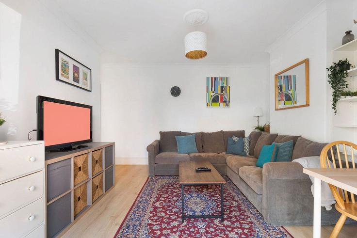 Salle de séjour élégante avec mobilier moderne dans un appartement à Building Sceptre Road - guestready-uk - 1303162 - LON à London Borough of Tower Hamlets, London