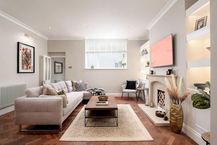 Sala de estar elegantemente projetada com móveis modernos em um apartamento no Building Cambridge Street - guestready-uk - 1303139 - LON em City of Westminster, London