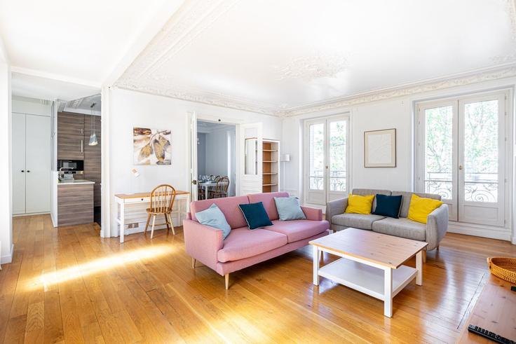 Sala de estar elegantemente projetada com móveis modernos em um apartamento no Building Rue Meslay - guestready - 1529180 em 3rd arrondissement, Paris