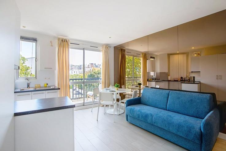 Elegant gestaltetes Wohnzimmer mit moderner Einrichtung in einer Wohnung im Building 3 Rue Talma, 75016 Paris, France - guestready - 1579389 in 16th arrondissement, Paris