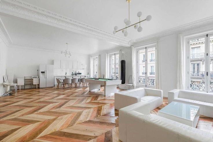 Salle de séjour élégante avec mobilier moderne dans un appartement à Building 88 Rue La Fayette, Paris, France - guestready - 1598956 à 9th arrondissement, Paris Salle de séjour élégante avec mobilier moderne dans un appartement à Building 88 Rue La Fayette, Paris, France - guestready - 1598956 à 9th arrondissement, Paris