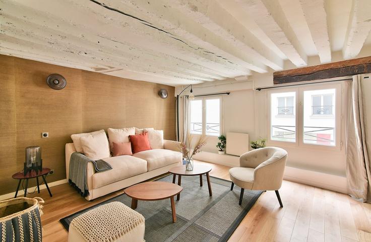 Salle de séjour élégante avec mobilier moderne dans un appartement à Building 16 Rue Thérèse, Paris, France - guestready - 1600193 à 1st arrondissement, Paris