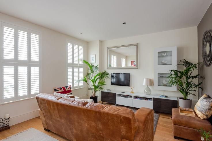 Elegant gestaltetes Wohnzimmer mit moderner Einrichtung in einer Wohnung im Building Colebrooke Row - guestready - 1536163 in London Borough of Islington, London