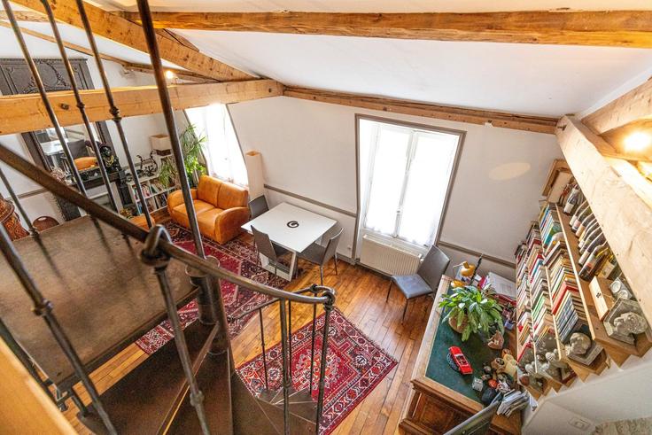 Elegant gestaltetes Wohnzimmer mit moderner Einrichtung in einer Wohnung im Building 3 Rue de l'Essai, Paris, France - guestready - 1598775 in 5th arrondissement, Paris