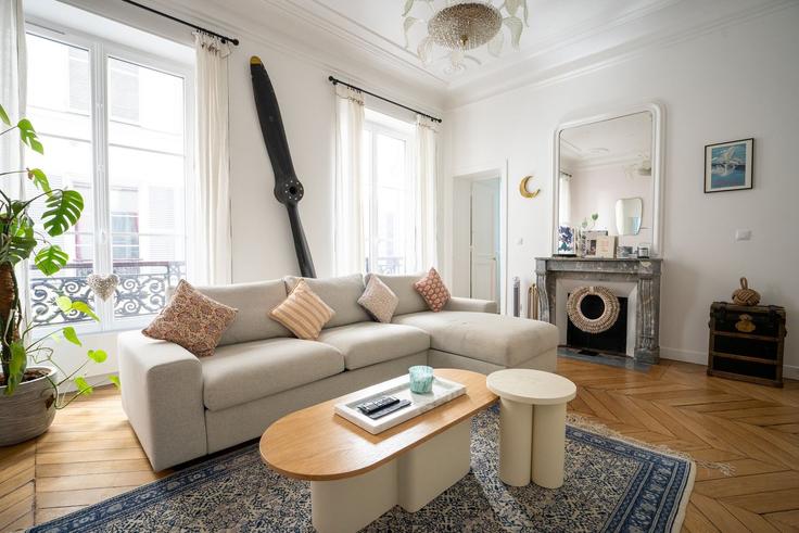 Elegant gestaltetes Wohnzimmer mit moderner Einrichtung in einer Wohnung im Building 55 Rue des Petites Écuries, Paris, France - guestready - 1598780 in 10th arrondissement, Paris Elegant gestaltetes Wohnzimmer mit moderner Einrichtung in einer Wohnung im Building 55 Rue des Petites Écuries, Paris, France - guestready - 1598780 in 10th arrondissement, Paris