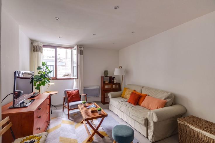 Salle de séjour élégante avec mobilier moderne dans un appartement à Building 178 Rue du Faubourg St Denis, Paris, France - guestready - 1601119 à 10th arrondissement, Paris Salle de séjour élégante avec mobilier moderne dans un appartement à Building 178 Rue du Faubourg St Denis, Paris, France - guestready - 1601119 à 10th arrondissement, Paris