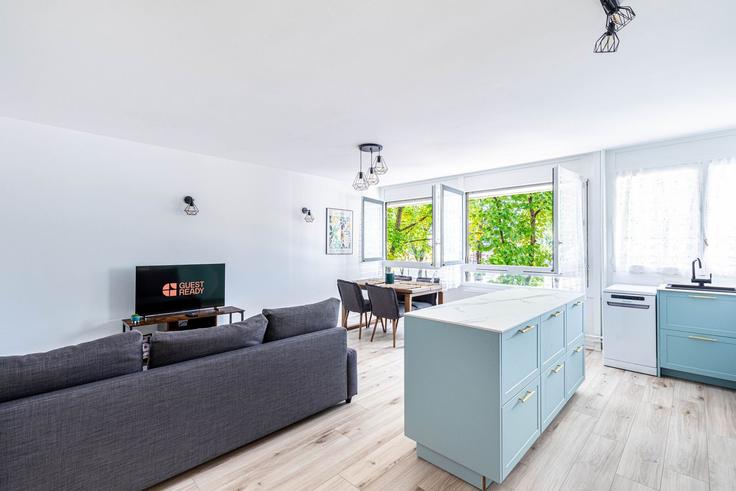 Elegante sala de estar con mobiliario moderno en un apartamento en Building Quai de la Loire - guestready - 1252729 - PAR en 19th arrondissement, Paris