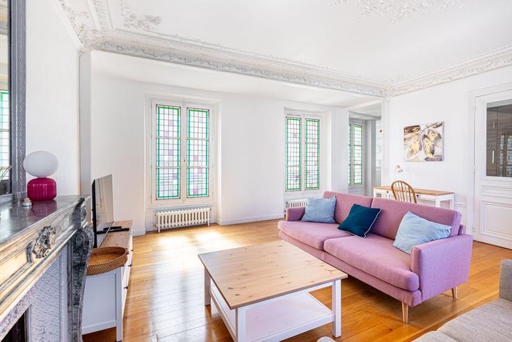 Sala de estar elegantemente projetada com móveis modernos em um apartamento no Building Rue Meslay - guestready - 1529180 em 3rd arrondissement, Paris Sala de estar elegantemente projetada com móveis modernos em um apartamento no Building Rue Meslay - guestready - 1529180 em 3rd arrondissement, Paris