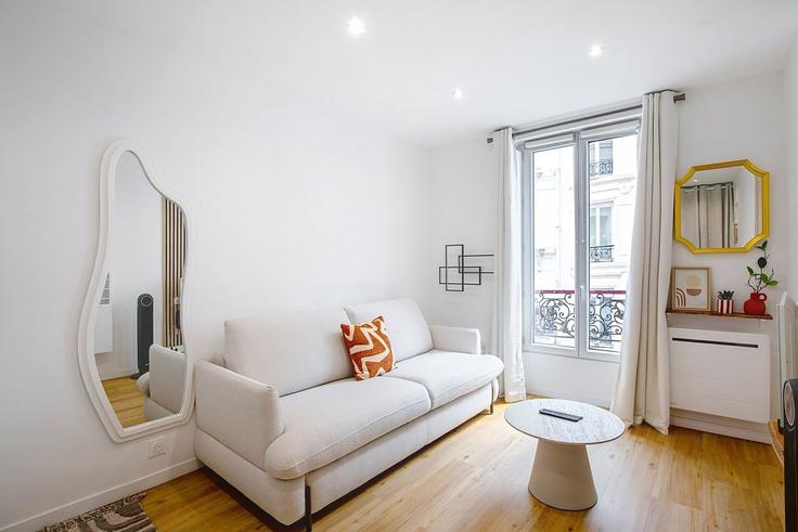 Salle de séjour élégante avec mobilier moderne dans un appartement à Building 40 Rue Véron, Paris, France - guestready - 1581774 à 18th arrondissement, Paris