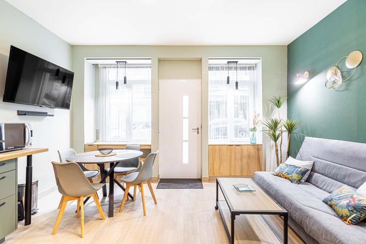 Elegante sala de estar con mobiliario moderno en un apartamento en Building 62 Rue Rodier, Paris, France - guestready - 1598911 en 9th arrondissement, Paris