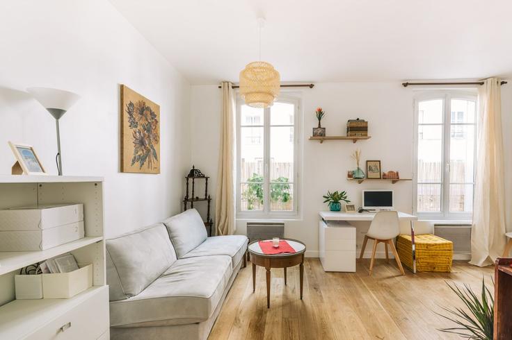 Paris 14th arrondissementのBuilding 15 Rue Paul Fort, Paris, France - guestready - 1598670のアパートメントにある、モダンな家具を備えたエレガントなデザインのリビングルーム Paris 14th arrondissementのBuilding 15 Rue Paul Fort, Paris, France - guestready - 1598670のアパートメントにある、モダンな家具を備えたエレガントなデザインのリビングルーム