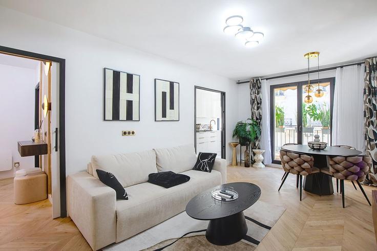 Salle de séjour élégante avec mobilier moderne dans un appartement à Building 6 Rue du Général Delestraint, Paris, France - guestready - 1609148 à 16th arrondissement, Paris Salle de séjour élégante avec mobilier moderne dans un appartement à Building 6 Rue du Général Delestraint, Paris, France - guestready - 1609148 à 16th arrondissement, Paris