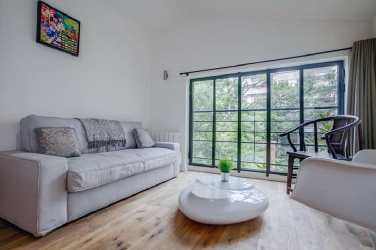 Salle de séjour élégante avec mobilier moderne dans un appartement à Building 1 bis rue Raffet - guestready - 1601118 à 16th arrondissement, Paris