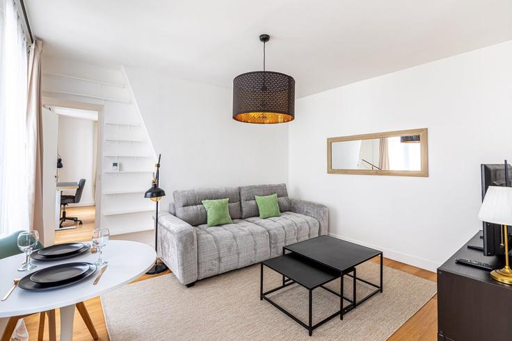 Building Rue du Faubourg Saint-Martin - guestready - 1540978 adresindeki bir dairede modern mobilyalarla zarif bir şekilde tasarlanmış oturma odası 10th arrondissement, Paris