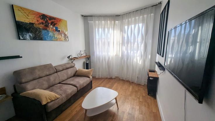 Sala de estar elegantemente projetada com móveis modernos em um apartamento no Building Boulevard Bessières - guestready - 1229031 em 17th arrondissement, Paris