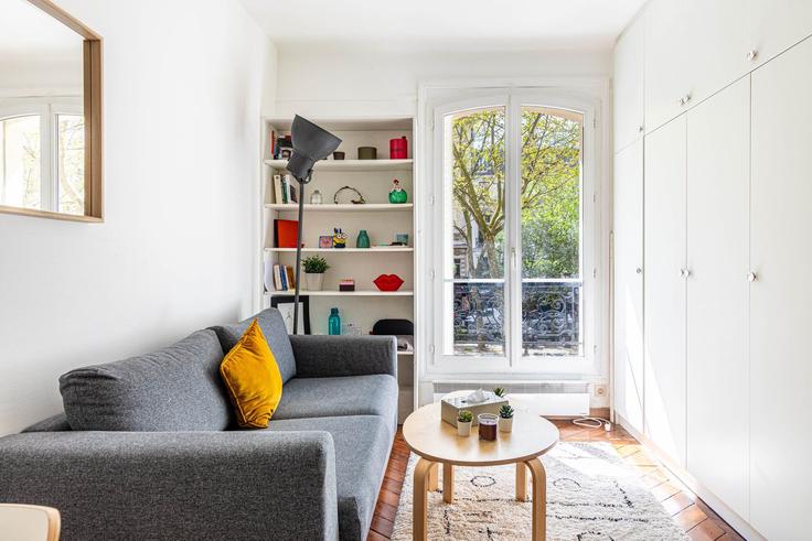 Elegante sala de estar con mobiliario moderno en un apartamento en Building 8 Boulevard de Clichy, Paris, France - guestready - 1600796 en 18th arrondissement, Paris Elegante sala de estar con mobiliario moderno en un apartamento en Building 8 Boulevard de Clichy, Paris, France - guestready - 1600796 en 18th arrondissement, Paris