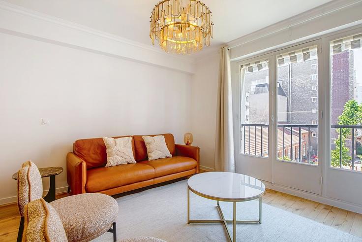 Building 12 Rue Amélie, Paris, France - guestready - 1598841 adresindeki bir dairede modern mobilyalarla zarif bir şekilde tasarlanmış oturma odası 7th arrondissement, Paris