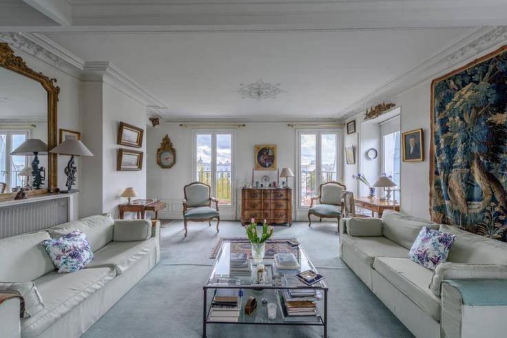 Elegant gestaltetes Wohnzimmer mit moderner Einrichtung in einer Wohnung im Building 15 Boulevard du Palais - guestready - 1598987 in 4th arrondissement, Paris